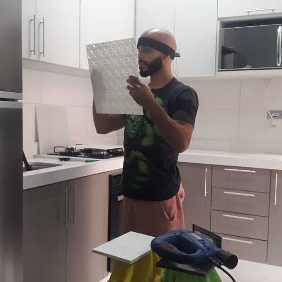 A Rivesti emprestou a serra tico-tico para que Uziel pudesse instalar as pastilhas na cozinha