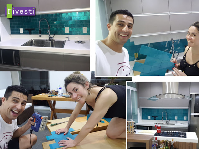 Acredite, é terapêutico, econômico e empoderador Ao invés de contratar um profissional especializado, que tal botar a mão na massa e fazer acontecer? Pois esse é o princípio do Faça Você Mesmo. Nos Estados Unidos, reino da bricolagem, é o famoso DIY ou Do It Yourself. Os americanos amam consertar, instalar, restaurar, reformar… e com as próprias mãos e ferramentas. Já os brasileiros estão cada vez mais confiantes em arregaçar as mangas e cuidar da própria casa. Para isso, contam com marcas como a Rivesti Revestimentos Ecológicos, que tem no seu DNA o Faça Você Mesmo. A Rivesti criou pastilhas super fáceis de instalar. Feitas com garrafas PET recicladas, as placas de pastilhas da Rivesti se encaixam umas nas outras e são coladas direto no azulejo, sem quebra-quebra. Como a instalação é fácil, rápida e limpa, qualquer pessoa pode revestir as paredes de casa sem precisar contratar especialistas. Foi justamente isso que o Edney e a Ana fizeram: decidiram reformar a cozinha com as pastilhas Rivesti e economizar com a mão-de-obra. Ficaram tão satisfeitos com o resultado que compartilharam a experiência. Cozinha com pastilhas Rivesti na parede e casal fazendo eles mesmos a instalação das pastilhas